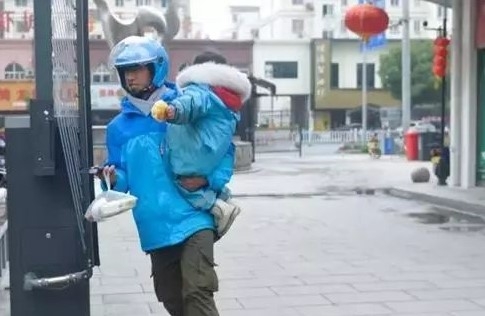 [월드피플+] 한 손에 택배, 다른 한 손에 딸업고 뛰는 아빠의 사연