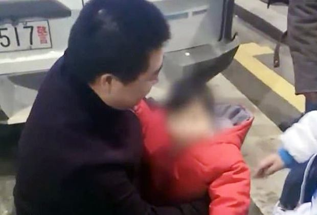 [여기는 중국] 도박빚 1000만원 갚으려 1살 딸 팔아버린 아빠