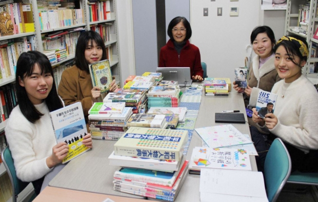 [여기는 일본] “힘 주고싶다” 여대생들 힘모아 조선학교에 책 기증