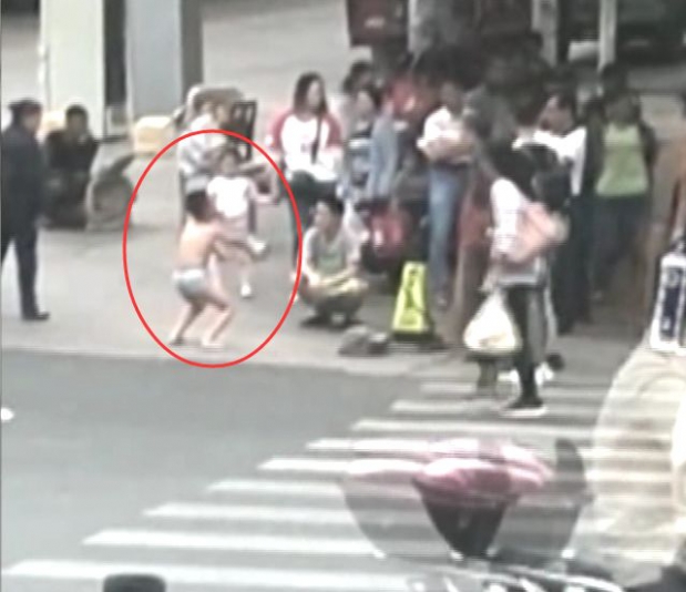 [여기는 중국] 속옷 차림으로 벌서는 아동 논란…학대인가 훈육인가?