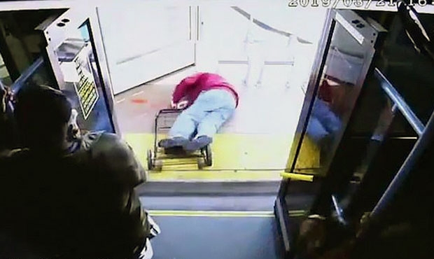 버스서 타이르는 노인 등떠밀어 살해한 美 여성, 보석 논란