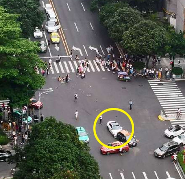 도미노처럼 쓰러지는 보행자들…中 횡단보도 난장판 만든 벤츠