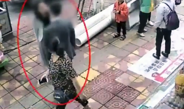 [여기는 중국] 여자친구에게 따귀 52대 맞고도 경찰 연행 말린 남자