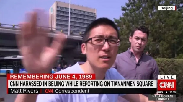 CNN 생방송 현장 난입한 中 경찰…천안문 앞서 기자 내쫓아