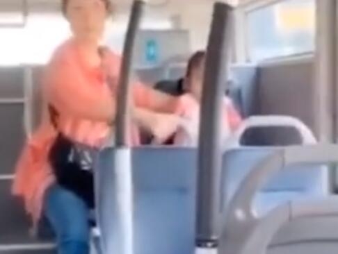 [여기는 중국] 달리는 버스 안에서 손녀 용변 보게 한 노인 논란