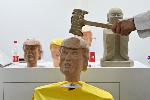 “스트레스 풀라고” 中 박람회에 ‘트럼프 때려주기’ 시설 만든 日기업 논란