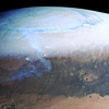 [우주를 보다] 눈이 내린듯…얼어붙은 화성의 북극과 남극