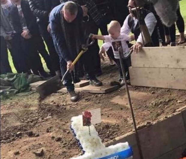 흉기에 숨진 아빠 관 위에 흙 덮는 17개월 아이…심금 울리다