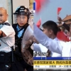 시위대에 총 겨눈 ‘민머리 홍콩경찰’ 중국서는 영웅대접