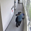 엽총 들고 나타난 학생 따뜻한 포옹으로 살린 美 교직원 (영상)