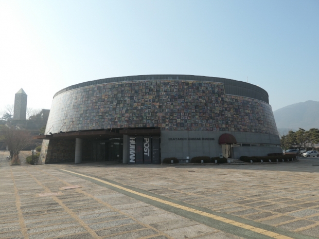[윤기자의 콕 찍어주는 그곳] 건축과 예술, 흙으로 빚어진 - 클레이아크 김해미술관