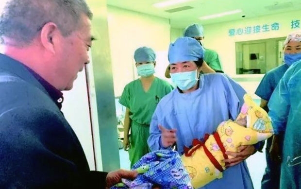 67세 여성, ‘자연 임신’으로 여아 출산…中 최고령 산모 등극