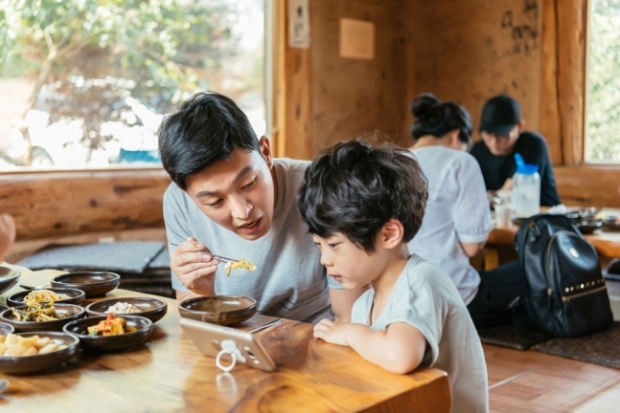 “스마트폰·TV 많이 본 아이, 언어 능력 떨어져…뇌 구조 변화 탓” (연구)