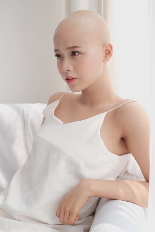 [여기는 베트남] 민머리로 미인대회 참여한 19세 여성 암환우