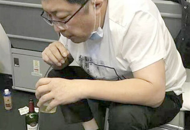 비행기서 쓰러진 노인 살리려 입으로 소변 받아낸 中 의사