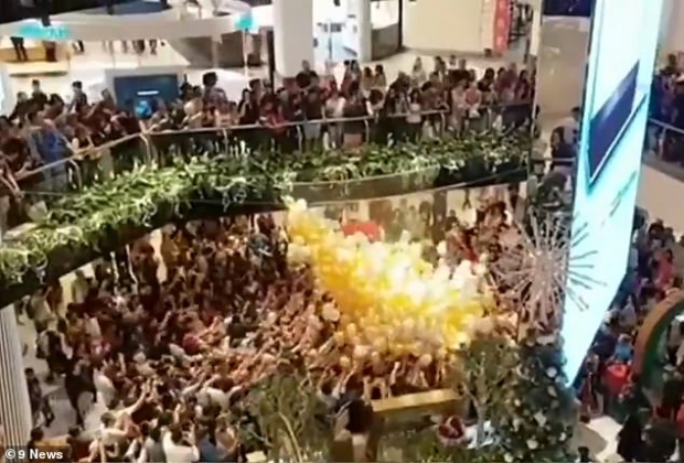 [여기는 호주] ‘풍선 안에 상품권 잡아라’…성탄절 이벤트 중 부상자 속출
