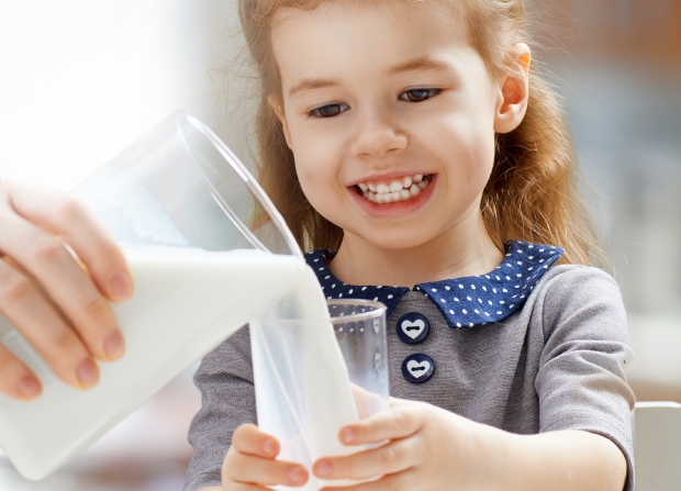 “일반 우유 마신 아이, 저지방보다 오히려 더 날씬” (연구)