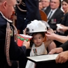사망한 호주 소방대원 아빠 대신 훈장받은 아기의 ‘슬픈 웃음’