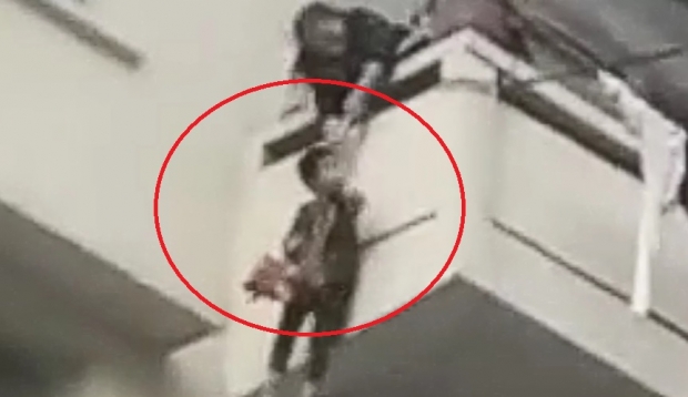 [여기는 중국] “고양이 구출해 오렴”…어린 손자 5층에 매단 할머니