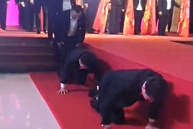 실적 못 채운 임원들 네발로 ‘엉금엉금’…中 기업 또 갑질 논란