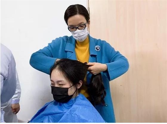 긴 생머리 ‘싹둑’ 간호사 우한行...“코로나19 무섭지 않아”