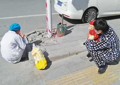 25일 만의 귀가...코로나 감염 우려돼 멀찍이 선 애틋한 中가족