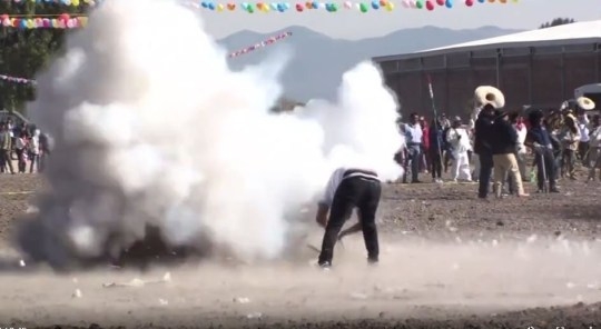 폭탄 망치 터뜨리는 ‘세계서 가장 위험한 축제’ 멕시코서 열려 (영상)