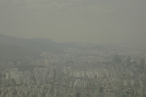 “미세먼지 등 대기오염 물질, 코로나19 사망률 높일 수도”