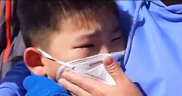 中 8살 소년, 코로나19 의료진 엄마와 한달만에 재회하자…(영상)