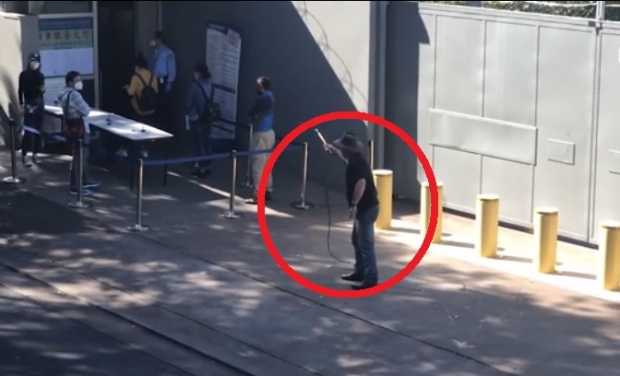 [여기는 호주] 중국 영사관에 백인男 난동...”중국이 코로나 퍼뜨렸다!“