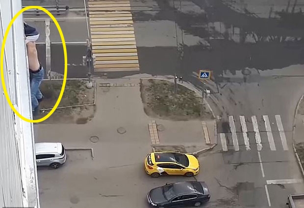 외출금지령 내렸더니…15층서 셀카찍다 죽을 뻔한 러 남성