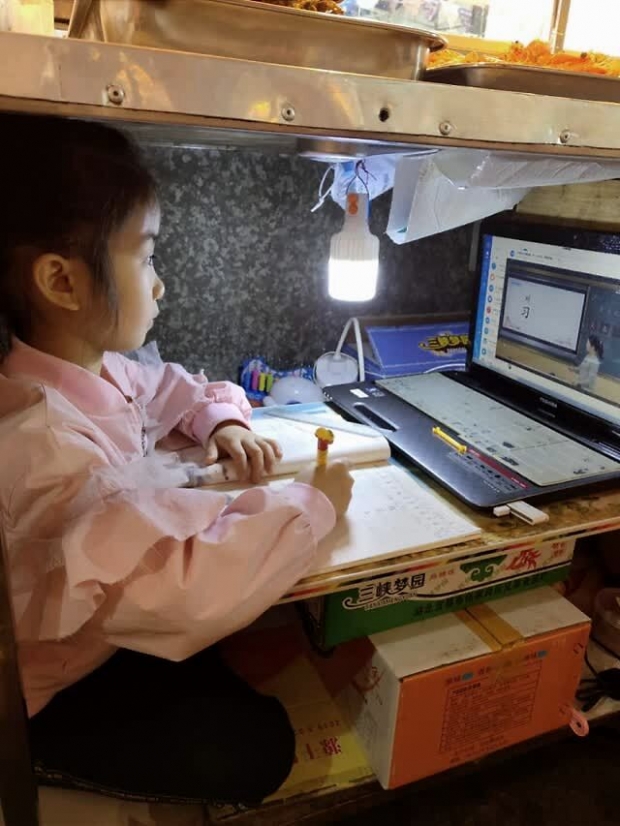 [월드피플+] 반찬가게 진열장 아래서 공부하는 中 8세 소녀