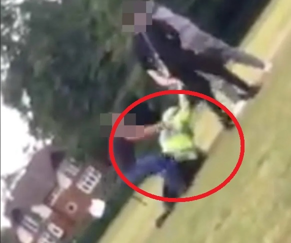 사회적 거리두기 지시하는 경찰관 폭행한 무서운 英10대들