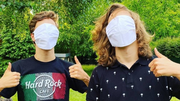 “너무 커” VS “주름 늘리지 말라” 벨기에도 마스크 논란