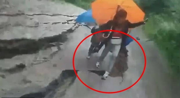 눈앞에서 땅이 ‘와르르’…가까스로 싱크홀 피하는 아이 (영상)