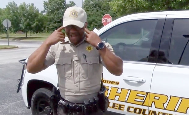 “감사합니다”...美 경찰관의 점심값을 내고 사라진 10대 소녀들