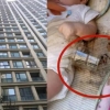 [여기는 중국] 고층 아파트서 쓰레기 봉지가 ‘뚝’…생후 3개월 아기 아찔 사고