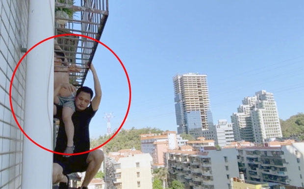 [여기는 중국] 6층 매달린 추락위기 어린이…맨 어깨로 1시간 받쳐 살렸다 (영상)