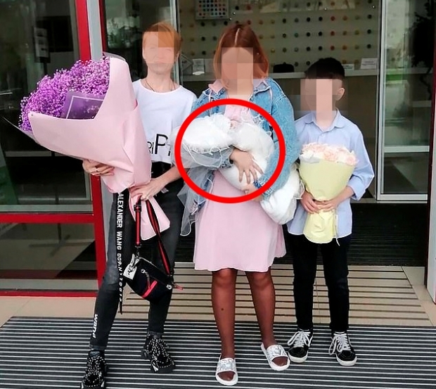 13세-10세 러 커플, 출산 후 신생아와 ‘가족사진’ 공개