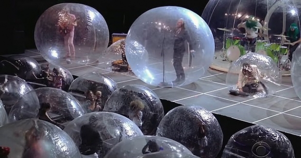 팬데믹 속 콘서트 미래?…美 유명 밴드, 거대 풍선 안에서 공연 (영상)