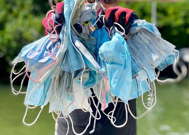 사람살린 마스크, 해양생물 죽인다…PPE 폐기물에 바다 몸살