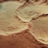 [우주를 보다] 특이하네…화성 남반구 표면서 ‘삼중 크레이터’ 포착