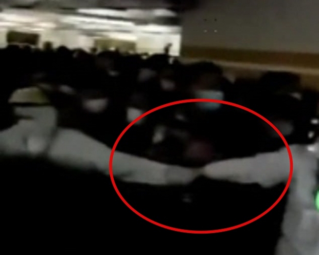 “확진자 나왔다”…中 공항 직원 1만명 한꺼번에 코로나 검사 아수라장 (영상)