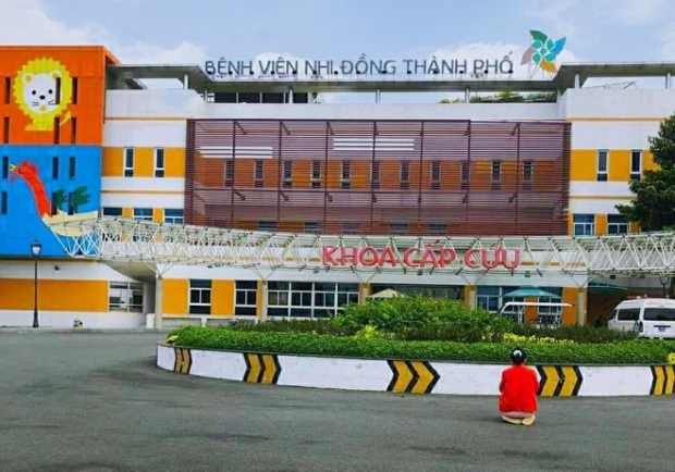 [여기는 베트남] 병원 마당서 무릎 꿇고 눈물의 기도하는 여성의 사연