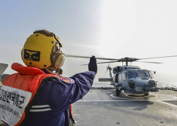 [김대영의 무기 인사이드] 軍 선택 받은 MH-60R 시호크는 어떤 헬기?