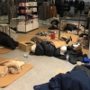 폭설로 귀가 못한 스페인 쇼핑몰 종업원들, 바닥에 상자 깔고 새우잠