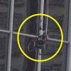 [월드피플+] 하반신 마비 남성, 휠체어 탄 채 250m 빌딩 등반 (영상)