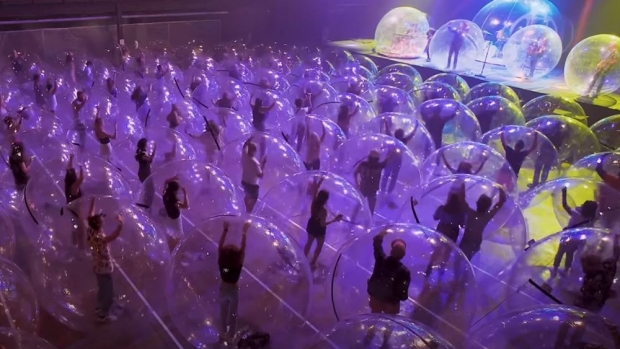 코로나는 가라!…美 유명 밴드, 거대 풍선 안에서 첫 버블 콘서트