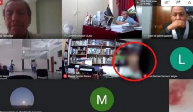 신성한 재판 중 여자친구와 ‘사랑’ 나눈 변호사 파문