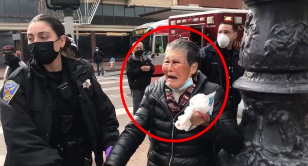 ‘묻지마 폭행’ 당한 뒤 눈물 흘리는 아시아계 노인…美 혐오범죄 현장